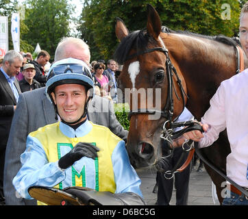 Jockey Mirco Demuro während der großen Woche in Iffezheim, Germany, 26. August 2012 gewinnt der 142. goldene Peitsche mit seinem Pferd Ferro Sensation an der Galopprennbahn Iffezheim. Die 1200m-Lauf dotiert 70 000 Euro. Foto: Uli Deck Stockfoto