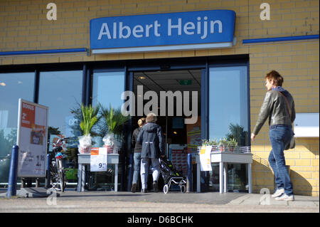 Shopper geben Sie einen "Albert Heijn" Store in Roermond, Niederlande, 27. August 2012. Niederländische Einzelhändler Ahold erweitert seine Aktivitäten nach Deutschland mit seiner "Albert Heijn gehen" Läden, die erste öffnet am 12. September 2012 in Aachen. Foto: CAROLINE SEIDEL Stockfoto