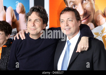 Direktor Peter Farrelly und Bruder Bobby Farrelly Los Angeles Premiere von Warner Bros Pictures "Hall Pass" statt auf die Stockfoto