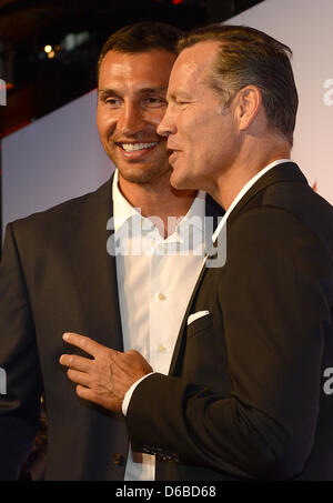 Ukrainischer Boxer und WBO, WBA und IBF Schwergewicht Weltmeister Wladimir Klitschko (L) und ehemaliger deutscher Boxer Henry Maske posieren für die Kameras für die Verleihung des "Sport Bild" in Hamburg, Deutschland, 27. August 2012 eintreffen. Das Sport Magazin "Sport Bild" vergibt Preise zum zehnten Mal. Foto: Marcus Brandt Stockfoto