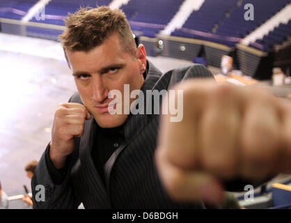 Schwergewichts-Boxer Mariusz Wach posiert für ein Foto nach einer Pressekonferenz in Hamburg, Deutschland, 28. August 2012. WBO, WBA und IBF-Weltmeister im Schwergewicht Boxen Wladimir Klitschko wird versuchen und verteidigt seinen Titel gegen Wach am 10. November 2012. Foto: CHRISTIAN CHARISIUS Stockfoto