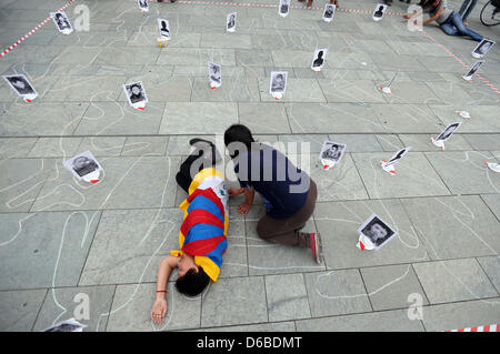 Kreide Umrisse und Porträts der Selbstopferung, die Opfer aus Tibet vor dem Bundeskanzleramt in Berlin, Deutschland, 28. August 2012 abgebildet sind. Der Protest ist im Vorfeld der Deutsch-Chinesischen Regierungskonsultationen in Peking statt. Foto: KAY NIETFELD Stockfoto