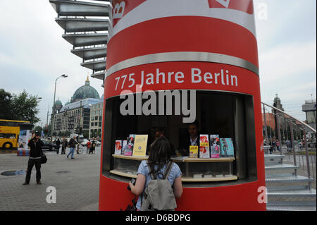 Einem Infostand "775 Jahre Berlin" in Form von einer Aussichtsplattform steht an der Ecke Spandauer Straße / Karl-Liebknecht-Straße in Berlin, Deutschland, 24. August 2012. Am 25. Oktober 2012 werden eine große gibt es eine große Feier im historischen Zentrum von Berlin unter dem Motto "Stadt der Vielfalt". Foto: Jens Kalaene Stockfoto