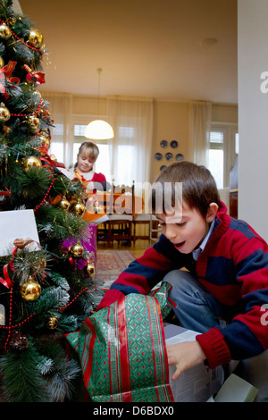 Junge Prüfung Weihnachten präsentiert Stockfoto