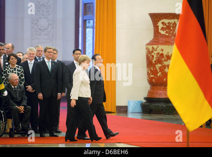 Bundeskanzlerin Angela Merkel (CDU) Wird bin Donnerstag (30.08.2012) in der Großen Halle des geehrt in Peking von Chinas Ministerpräsidenten Wen Jiabao Mit Militärischen Ehren Begrüßt. Im Hintergrund Sind Bundesfinanzminister Wolfgang Schäuble (CDU, l-R), Bundesaußenminister Guido Westerwelle (FDP) Und Bundeswirtschaftsminister Philipp Rösler (FDP) Zu Sehen. Hier Finden Mit weiteren Stockfoto