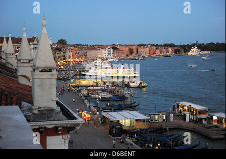 Blick vom Hotel Danieli auf der Piazza San Marco auf der Riva Degli Schiavoni Promenade bei Sonnenuntergang in Venedig, Italien, 28. August 2012. 69. Filmfestspiele von Venedig (La Biennale di Venezia) läuft vom 29 August bis 8. September 2012. Foto: Jens Kalaene Stockfoto