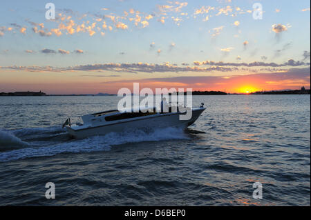 Blick von der Lido di Venezia bei Sonnenuntergang in Venedig, Italien, 28. August 2012. 69. Filmfestspiele von Venedig (La Biennale di Venezia) läuft vom 29 August bis 8. September 2012. Foto: Jens Kalaene Stockfoto