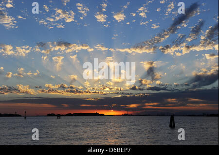 Blick von der Lido di Venezia bei Sonnenuntergang in Venedig, Italien, 28. August 2012. 69. Filmfestspiele von Venedig (La Biennale di Venezia) läuft vom 29 August bis 8. September 2012. Foto: Jens Kalaene Stockfoto