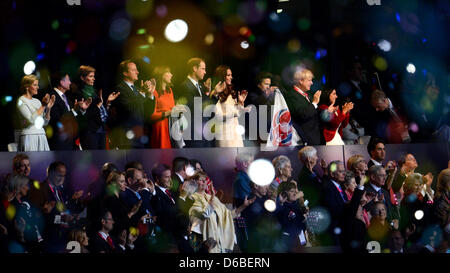 Der britische Premierminister David Cameron (4-l) und seine Frau Samantha Sheffield, Prinz William, Duke of Cambridge seine Frau Catherine, Herzogin von Cambridge, Prinzessin Anne und Londoner Bürgermeister Boris Johnson (von links) während der Eröffnungsfeier der Paralympics London 2012 im Olympiastadion, London, Großbritannien, 29. August 2012 gesehen werden. Foto: Julian Stratenschulte Dpa +++(c) Stockfoto