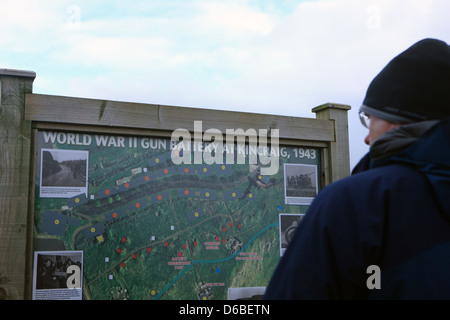 Mann liest eine Informationstafel, die zeigen, wo die Lage und die Überreste des zweiten Weltkrieges 1943 Batterie bei Kincraig in Fife Pistole Stockfoto