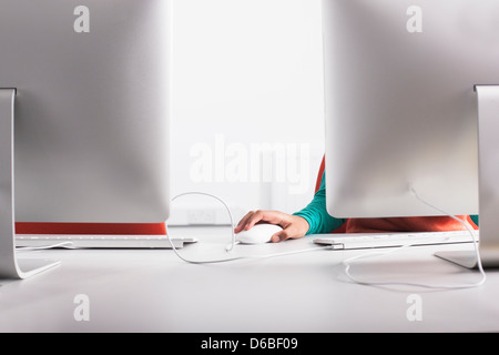 Mädchen mit Computer am Schreibtisch Stockfoto