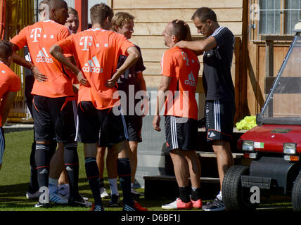 FC Bayern München-Spieler Frank Ribery (2-R) erhält eine Nackenmassage während einer Trainingseinheit des Bundesliga-Clubs in München 29. August 2012. Foto: Felix Hoerhager Stockfoto