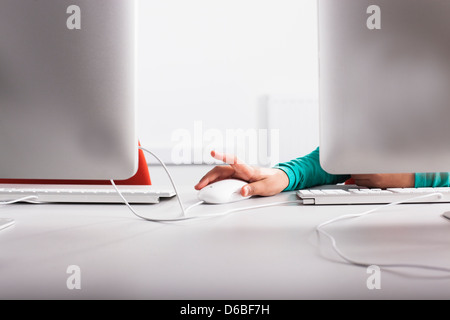 Mädchen mit Computer am Schreibtisch Stockfoto