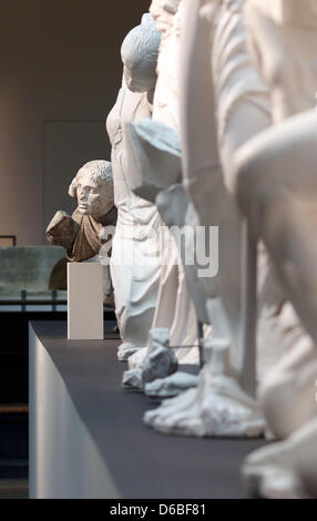 Statuen sind auf dem Display an der Martin-Gropius-Bau für die Ausstellung "Mythos Olympia - Kult Und Spiele" in Berlin, Deutschland, 30. August 2012. Von 31 2012 bis 7. Januar 2013 die Show bietet 500 Ausstellungen um zu erklären, die Geschichte des Heiligtums von Olympia im antiken Griechenland. Foto: FLORIAN SCHUH Stockfoto