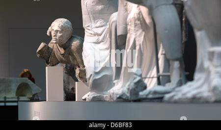 Statuen sind auf dem Display an der Martin-Gropius-Bau für die Ausstellung "Mythos Olympia - Kult Und Spiele" in Berlin, Deutschland, 30. August 2012. Von 31 2012 bis 7. Januar 2013 die Show bietet 500 Ausstellungen um zu erklären, die Geschichte des Heiligtums von Olympia im antiken Griechenland. Foto: FLORIAN SCHUH Stockfoto