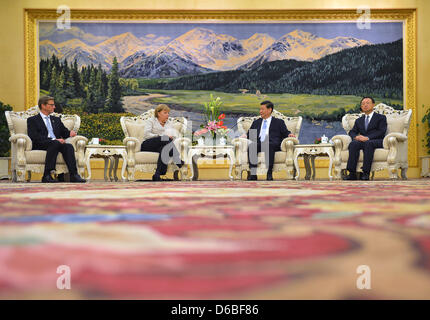 Bundeskanzlerin Angela Merkel und der deutsche Außenminister Guido Westerwelle (L) setzen sich für Gespräche mit chinesische Vizepräsident Xi Jinping (2-R) und chinesischen Außenminister Yang Jiechi in der großen Halle des Volkes in der zweiten Runde des Deutsch-Chinesischen Regierungskonsultationen in Peking, China, 30. August 2012. Sieben Bundesminister haben Kanzlerin Merk begleitet. Stockfoto