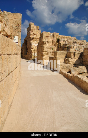 Durchgang von der oberen Ebene von Caesarea Amphitheater. Israel. Stockfoto