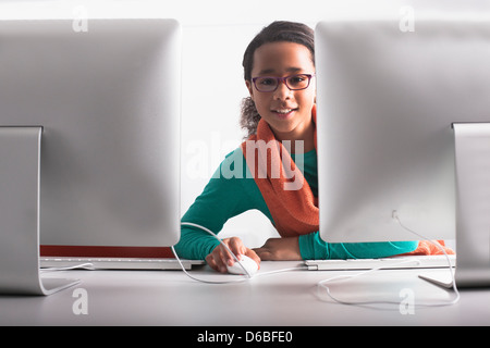 Frau mit Computer am Schreibtisch Stockfoto