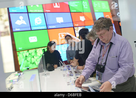 Ein Besucher schaut ein Samsung ATIV smart PC mit Betriebssystem Windows 8 am Stand des Unternehmens Exhibitiob an der internationalen Funk Ausstellung (IFA) 2012 in Berlin, Deutschland, 30. August 2012. IFA findet zwischen 31. August und am 5. September 2012 auf dem Messegelände unter dem Funkturm. Foto: RAINER JENSEN Stockfoto