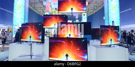 OLED-Fernseher vom Hersteller Samsung präsentiert die Firma Messestand bei der internationalen Funk Ausstellung (IFA) 2012 in Berlin, Deutschland, 30. August 2012. IFA findet zwischen 31. August und am 5. September 2012 auf dem Messegelände unter dem Funkturm. Foto: RAINER JENSEN Stockfoto