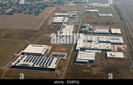 Datei - eine Archiv Bild datiert 21. August 2012 zeigt der Industriepark Solar Valley und den benachbarten Thalheim (oben L) mit dem Hersteller von Photovoltaik-Zellen Q-Cells (R), Solibro (unten L) und Sovello (oben SOLIBRO) in Bitterfeld-Wolfen, Deutschland. Deutsche und chinesische Hersteller von Photovoltaicc Zellen beschäftigen einen Preiskampf verleiht derzeit Hausbesitzer die opp Stockfoto