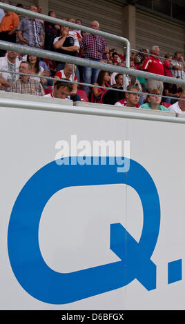 Blick auf eine Anzeige von Solarzellen-Hersteller Q-Cells im Erdgas Sportpark in Halle/Saalw, Deutschland, 29. August 2012. Deutscher und chinesischer Hersteller von Photovoltaicc Zellen sind in einem Preiskrieg engagiert die derzeit Hausbesitzer Oppoertunity, Solarmodule zu guten Preisen zu kaufen gibt. Die Übernahme der ehemaligen Weltmarktführer Q-Cells in Bitterfeld-Wolfen von Süden K Stockfoto