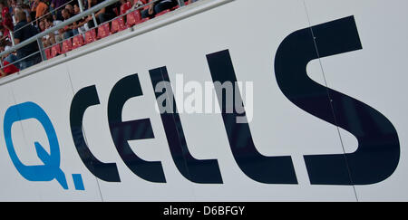 Blick auf eine Anzeige von Solarzellen-Hersteller Q-Cells im Erdgas Sportpark in Halle/Saalw, Deutschland, 29. August 2012. Deutscher und chinesischer Hersteller von Photovoltaicc Zellen sind in einem Preiskrieg engagiert die derzeit Hausbesitzer Oppoertunity, Solarmodule zu guten Preisen zu kaufen gibt. Die Übernahme der ehemaligen Weltmarktführer Q-Cells in Bitterfeld-Wolfen von Süden K Stockfoto