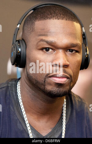 US-Rapper Curtis James Jackson III aka "50 Cent" eine Pressekonferenz anlässlich der Vorstellung des neuen Kopfhörer vom Hersteller "SMS" bei der internationalen Funk Ausstellung (IFA) 2012 in Berlin, Deutschland, 30. August 2012 gibt. IFA findet zwischen 31. August und am 5. September 2012 auf dem Messegelände unter dem Funkturm. Foto: ROBERT SCHLESINGER Stockfoto