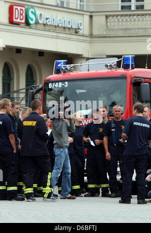 Die Feuerwehr Oranienburg versammelt am Bahnhof eine Sperrzone wegen ein Flugzeug Bombe Fund in Oranienburg, Deutschland, 30. August 2012 zu evakuieren. Eine Fliegerbombe wurde erfolgreich entschärft mit zweistündiger Verspätung in Oranienburg. Eine zweite Bombe soll am Abend weitergeben gestrahlt werden. Foto: Nestor Bachmann Stockfoto