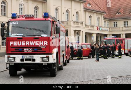 Die Feuerwehr Oranienburg versammelt am Bahnhof eine Sperrzone wegen ein Flugzeug Bombe Fund in Oranienburg, Deutschland, 30. August 2012 zu evakuieren. Eine Fliegerbombe wurde erfolgreich entschärft mit zweistündiger Verspätung in Oranienburg. Eine zweite Bombe soll am Abend weitergeben gestrahlt werden. Foto: Nestor Bachmann Stockfoto