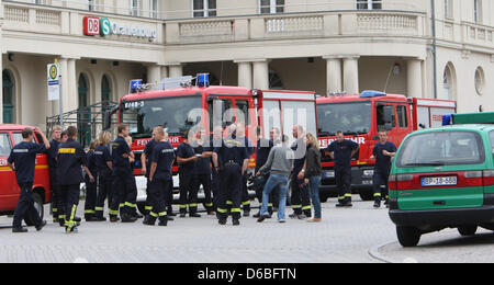 Die Feuerwehr Oranienburg versammelt am Bahnhof eine Sperrzone wegen ein Flugzeug Bombe Fund in Oranienburg, Deutschland, 30. August 2012 zu evakuieren. Eine Fliegerbombe wurde erfolgreich entschärft mit zweistündiger Verspätung in Oranienburg. Eine zweite Bombe soll am Abend weitergeben gestrahlt werden. Foto: Nestor Bachmann Stockfoto