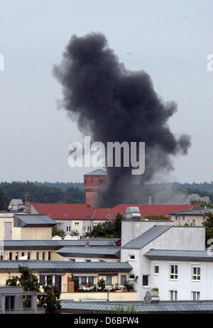 Ein Rauch Spalte Srises über den Dächern von Oranienburg, Deutschland, 30. August 2012. Eine zweite Fliegerbombe hat weitergeben in der Nähe von Oranienburg Bahnhof zur Detonation gebracht worden. Mitarbeiter der Stadtverwaltung konnte nach der Explosion nicht sagen, ob sie alle umliegenden Gebäude beschädigt war. Foto: Nestor Bachmann Stockfoto