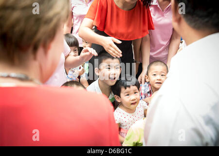 HANDOUT - Bundeskanzlerin Angela Merkel (l, CDU) Und der Deutsch-Ministerpräsident Wen Jiabao (r) Werden bin Südbahnhof von Peking von ging ging Begrüßt, Bevor Sie Gemeinsam Im Hochgeschwindigkeitszug von Peking Nach Tianjin Fahren. Foto: Bundesregierung / Guido Bergmann Stockfoto