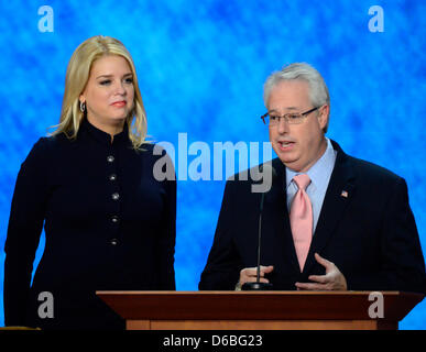 Attorney General Pam Bondi von Florida, links, und Sam Olens Georgiens Bemerkungen zur Republican National Convention 2012 in Tampa Bay, Florida auf Mittwoch, 29. August 2012. . Bildnachweis: Ron Sachs / CNP. (Einschränkung: keine New York oder New Jersey Zeitungen oder Zeitungen im Umkreis 75 Meilen von New York City) Stockfoto