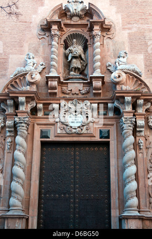 Stadt Valencia, Spanien. Eingang der Kirche St. Andrew der Apostel (Iglesia de S. Andres Apostol) Stockfoto