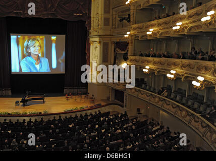 Ein Bild des Toten Regisseurs der Semper Oper Ulrike Hessler wird auf einem Bildschirm in der Semperoper in Dresden, Deutschland, 31. August 2012 projiziert. Premier von Sachsen Tillich lobte die Arbeit von Ulrike Hessler für das berühmte Opernhaus der Welt. Foto: MATTHIAS HIEKEL Stockfoto