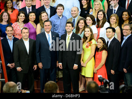 Mitt Romney, republikanische Präsidentschaftskandidat und Paul Ryan, republikanische Vize-Präsidentschaftskandidatin teilnehmen an ein Gruppenfoto mit Personal vor dem Start der heutigen Verfahren zur Republican National Convention 2012 in Tampa Bay, Florida am Donnerstag, 30. August 2012. . Bildnachweis: Ron Sachs / CNP. (Einschränkung: keine New York oder New Jersey Zeitungen oder Zeitungen in einem 75 mi Stockfoto