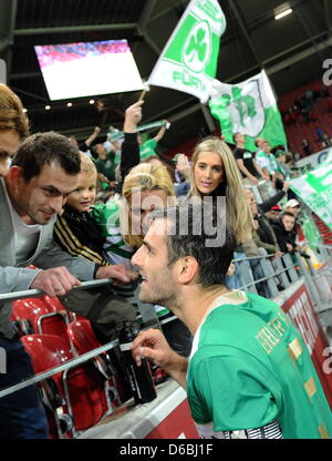 Fürth Kapitän Mergim Mavraj dankt seinen Fans nach dem Sieg der deutschen Fußball-Bundesliga-Fußballspiel zwischen 1. FSV Mainz 05 und SpVgg Greuther Fürth in der Coface Arena in Mainz, Deutschland, 31. August 2012. Foto: Roland Holschneider Stockfoto