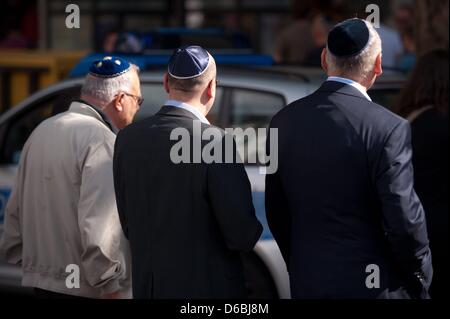 Die Menschen gehen durch die Straßen tragen Kippot während eines Kippa Flashmobs in Berlin, Deutschland, 1. September 2012. Der Flashmob wurde als Reaktion auf den jüngsten brutalen Angriff gegen ein Rabbi im Berliner Stadtteil Friedenau initiiert. Foto: SEBASTIAN KAHNERT Stockfoto