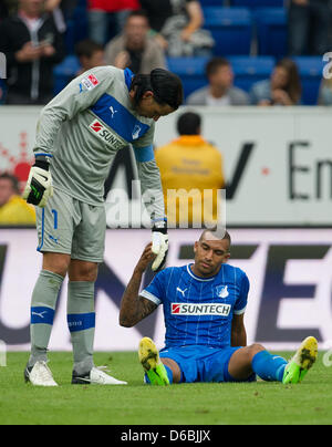 Hoffenheim Torwart Tim Wiese (L) spricht mit seinem Teamkollegen Fabian Johnson nach der deutschen Fußball-Bundesliga-Fußball-match zwischen TSG 1899 Hoffenheim und Eintracht Frankfurt in der Rhein-Neckar-Arena in Sinsheim, Deutschland, 1. September 2012. Foto: UWE ANSPACH (Achtung: EMBARGO Bedingungen! Die DFL ermöglicht die weitere Nutzung der nur bis zu 15 Bilder (keine Sequntial Bilder oder vide Stockfoto