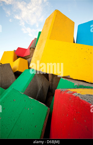 Bunt bemalte Betonblöcke, östlichen Wellenbrecher, Coffs Harbour, New South Wales, Australien Stockfoto