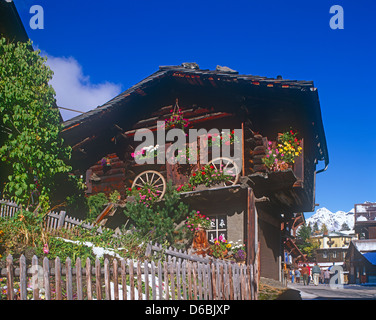 Holz-Chalet Typ Haus in Mürren, Berneses Oberland, Eiger im Hintergrund, Schweiz Stockfoto