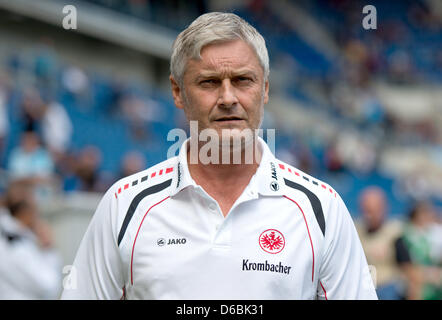 Frankfurts Trainer Armin Veh kommt in der deutschen Bundesliga-Fußballspiel zwischen TSG 1899 Hoffenheim und Eintracht Frankfurt in der Rhein-Neckar-Arena in Sinsheim, Deutschland, 1. September 2012. Foto: UWE ANSPACH (Achtung: EMBARGO Bedingungen! Die DFL ermöglicht die weitere Nutzung der nur bis zu 15 Bilder (keine Sequntial Bilder oder Video-ähnliche Reihe der Bilder erlaubt) Stockfoto