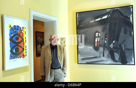 Professor für Physik Klaus Eberhard steht zwischen den Gemälden "Für die Leipziger Hof" (1991) von A.R. Penck und "grüne Ampel" (1992, L-R) von Wolfram Ebersbach an seine "Galerie Hotel Leipziger Hof" in Leipzig, Deutschland, 23. August 2012. Die Gebäude gehören zu der Sammlung von rund 450 Kunstwerke von Klaus Eberhard aus München. Sie Nake, die größte private Sammlung von Stockfoto