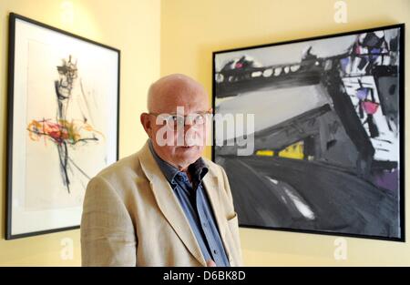 Physik-Professor Klaus Eberhard steht vorne der Gemälde "Orpheus ich" (1996) von Hartwig Ebersbach und "Fussgaengerbruecke Verregnet" ("Rainy Fußgängerbrücke") (1992) in seiner "Galerie Hotel Leipziger Hof" in Leipzig, Deutschland, 23. August 2012. Die rund 450 Werke gehören zu Klaus Eberhard aus München, hat die größte private Sammlung von Gemälden aus dem Leipziger Schoo Stockfoto