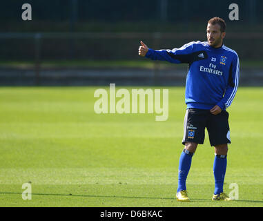 Niederländischer Fußballspieler Rafael van der Vaart Gesten während einer Trainingseinheit des Fußball-Bundesligisten Hamburger SV vor der Imtech Arena in Hamburg, Deutschland, 2. September 2012. Hamburgs neue Aquisition übertragen vom englischen Premier-League-Klub Tottenham Hotspur van der Vaart. Foto: MARCUS BRANDT Stockfoto