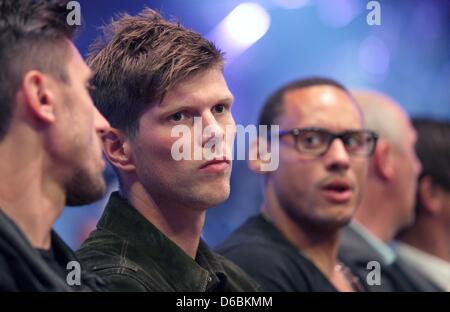 Klass-Jan Huntelaar (2-L) vom FC Schalke 04 besucht den Kampf zwischen IBF-Weltmeister Geale und deutscher Boxer, australischer Boxer und WBA-Mittelgewichts-Weltmeister Sturm bei Koenig Pilsener Arena in Oberhausen, Deutschland, 1. September 2012. Geale gewann den Titel Vereinigung Kampf gegen Sturm zu Punkten. Foto: Rolf Vennenbernd Stockfoto