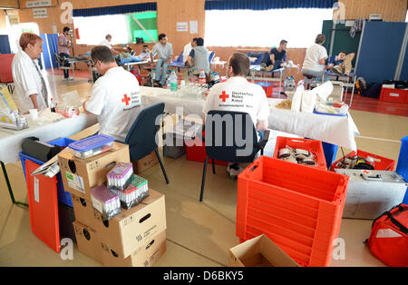 Muslime spenden Blut im Bait Ul Rasheed Moschee während einer Blut Spenden Kampagne der Deutsche Rote Kreuz (DRK) und muslimischen Ahmadiya Bewegung in Hamburg, Deutschland, 2. September 2012. Dies ist das erste Mal, das Blut wurde in einer Moschee in Hamburg gespendet. Mehr als 60 männliche Mitglieder der muslimischen Gemeinde werden erst am Nachmittag teilnehmen. Foto: MARCUS BRANDT Stockfoto