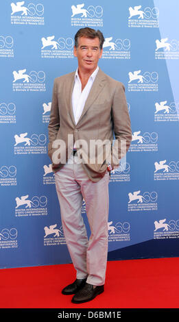 Irischer Schauspieler Pierce Brosnan besucht den Fototermin des Films "Liebe ist alles was Sie brauchen" ("Höhle Skaldere Frisor") bei der 69. Filmfestspielen in Venedig, Italien, 2. September 2012. Foto: Jens Kalaene dpa Stockfoto