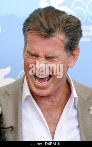 Irischer Schauspieler Pierce Brosnan besucht den Fototermin des Films "Liebe ist alles was Sie brauchen" ("Höhle Skaldere Frisor") bei der 69. Filmfestspielen in Venedig, Italien, 2. September 2012. Foto: Jens Kalaene dpa Stockfoto